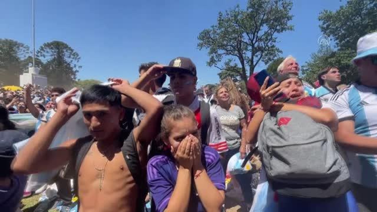 Katar 2022 Dünya Kupası finalini izleyen Arjantin halkı başkent Buenos Aires'te milli takımlarının şampiyonluğunu kutluyor