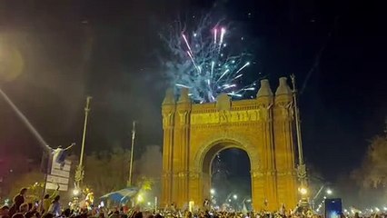 Afeccionats argentins celebren el triomf de la seva selecció a l'Arc de Triomf de Barcelona