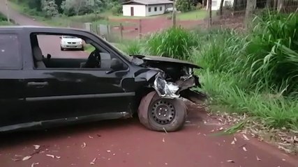 Gol fica destruído ao colidir contra anteparo no Cascavel Velho