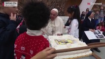 Simbólica tarta de cumpleaños para el papa Francisco, rodeado de niños, al cumplir 86 años