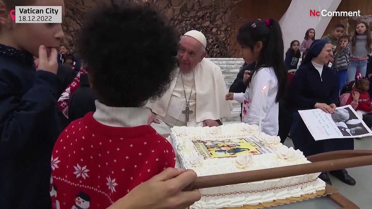 Papst feiert mit Sahnetorte und weißen Tauben
