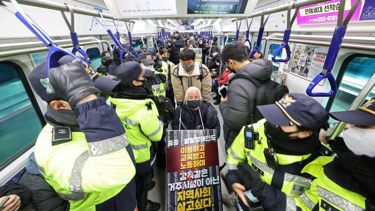 전장연, 출근길 기습 시위...1호선 열차 1대 운행 중단 / YTN