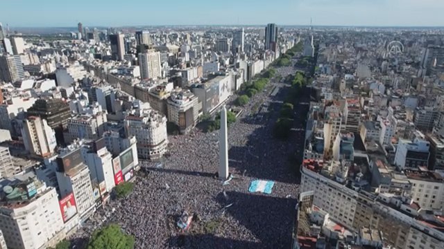 Arjantin halkı başkent Buenos Aires'te milli takımlarının şampiyonluğunu kutluyor