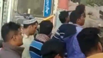 रामपुर:स्कूटी को बचाने के प्रयास में हाईवे पर पलटा चावल भरा ट्रक,चालक हुआ घायल