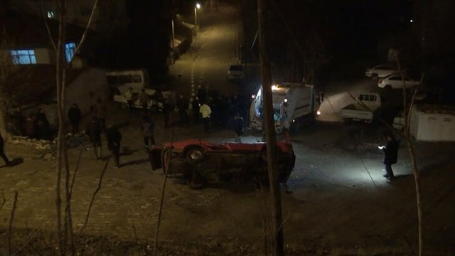 Aracıyla 10 metre yükseklikten park halindeki otomobilin üzerine düştü