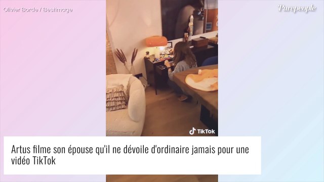 Artus : Très rare apparition de sa femme Sarah, atteinte de psychopathie , il l'affiche en vidéo