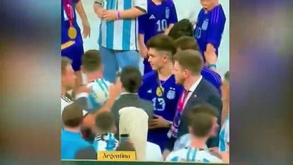 Dünya kupasıyla poz veren Nusret, sosyal medyada gündem oldu