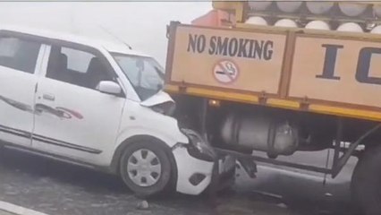 घने कोहरे के चलते 20 अधिक गाड़ियां आपस में टकराई, 2 लोगों की हुई मौत, 40 से अधिक घायल