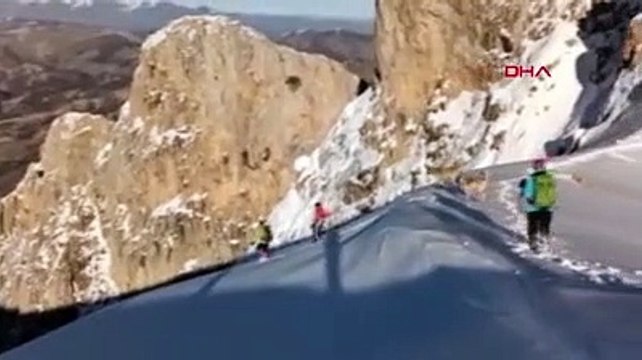 Ayıyla burun buruna gelen dağcıları kangal köpekleri kurtardı! Nefes kesen anlar