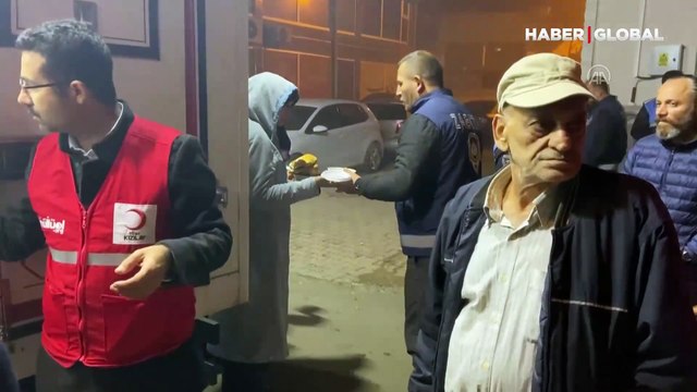 Deprem sonrası korkudan evlerine giremeyen vatandaşlara çorba dağıtıldı