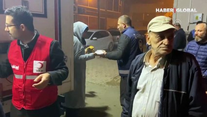 Deprem sonrası korkudan evlerine giremeyen vatandaşlara çorba dağıtıldı