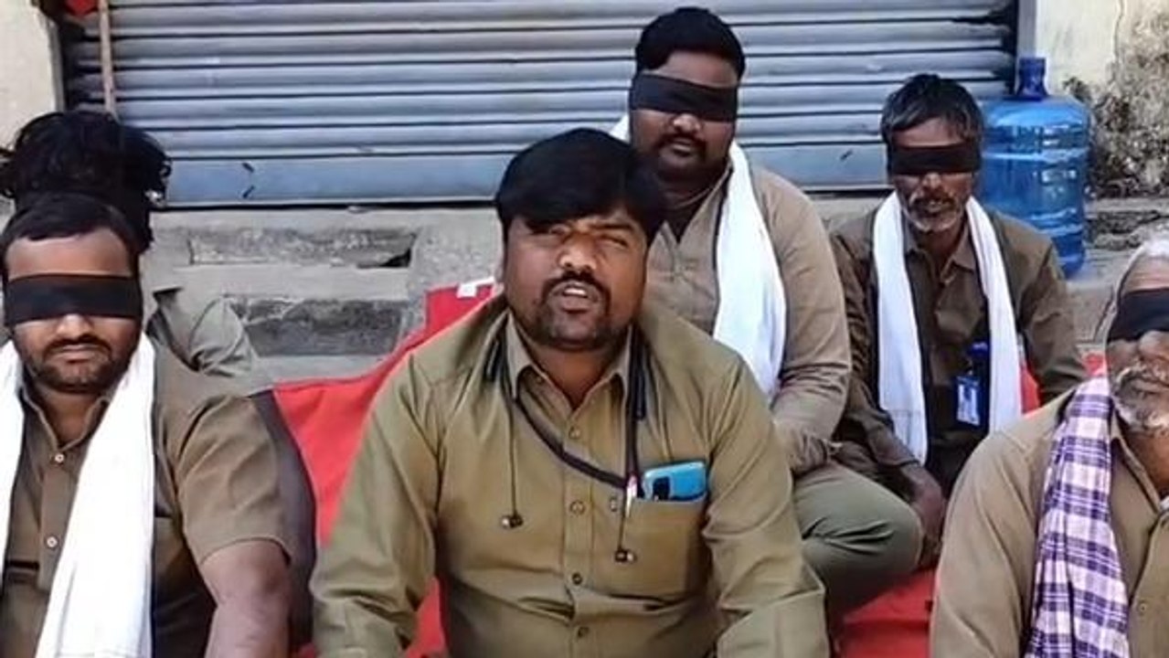 జుక్కల్: వినూత్న రీతిలో కార్మికుల నిరసన.. ఎందుకో తెలుసా..!