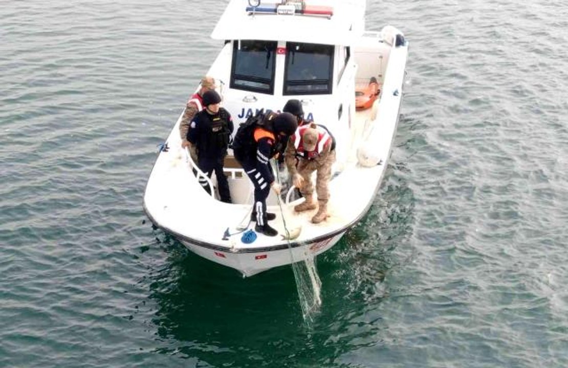 Jandarma ekipleri kaçak avcıların kullandığı bin 50 metre kaçak ağ ele geçirdi