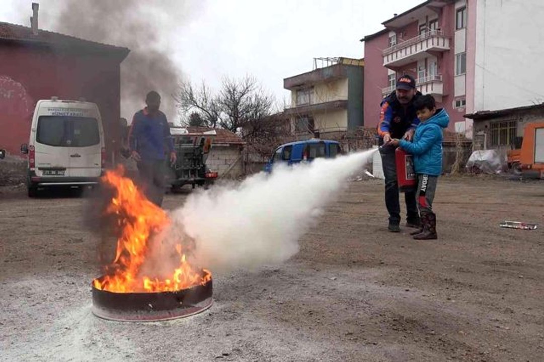 AFAD görevlileri, vatandaşları 'afet' olaylarına karşı bilinçlendiriyor
