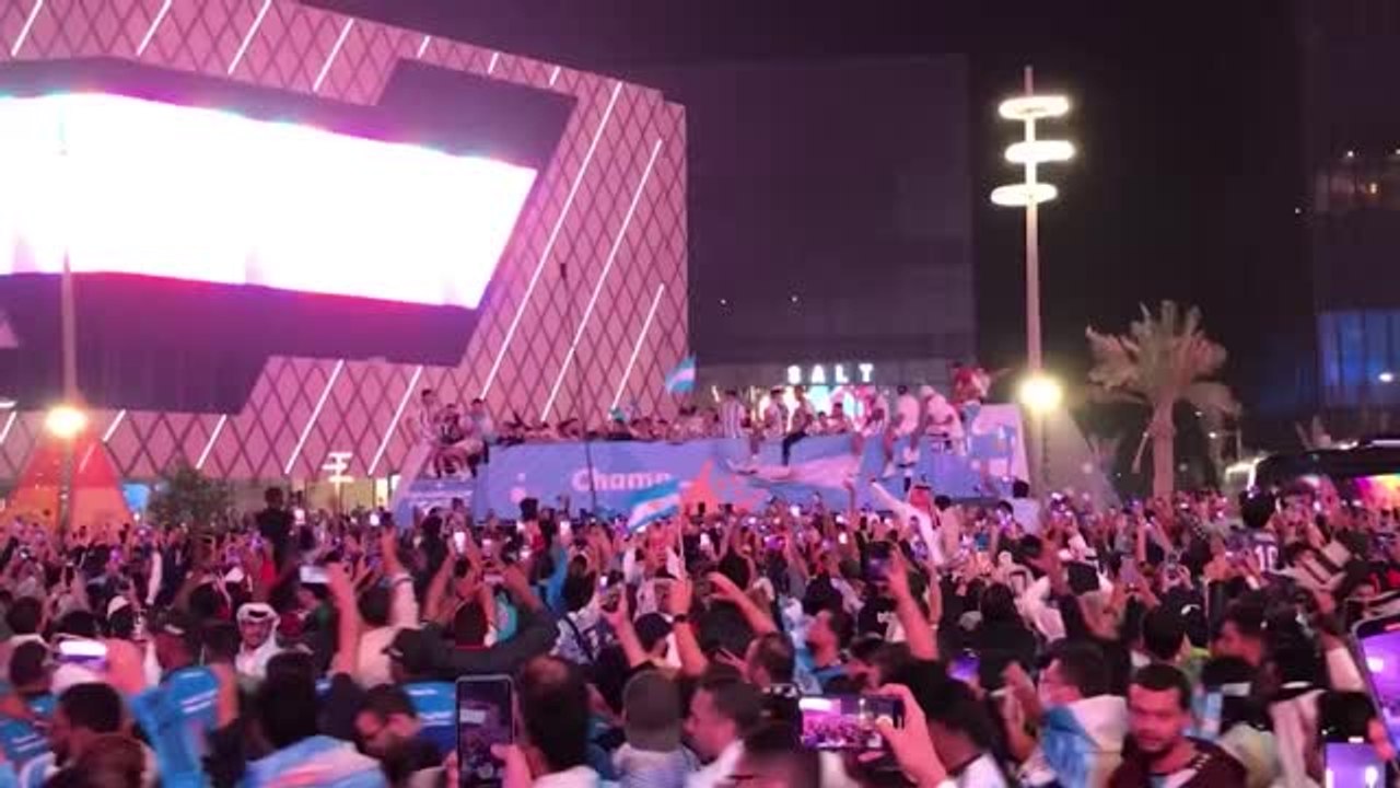 Messi und Co. feiern WM-Titel auf Freiluftbus