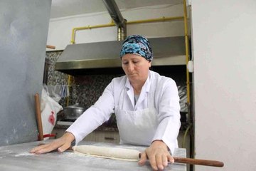 Çalışarak biriktirdiği parasıyla açtığı dükkanında kadınlara istihdam sağlıyor