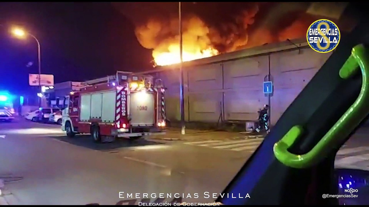 Incendio en el Polígono El Pino de Sevilla