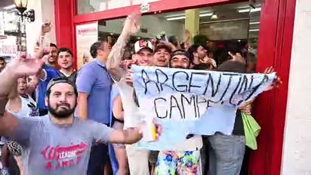 Los aficionados al fútbol llenan las calles de Argentina tras ganar el Mundial
