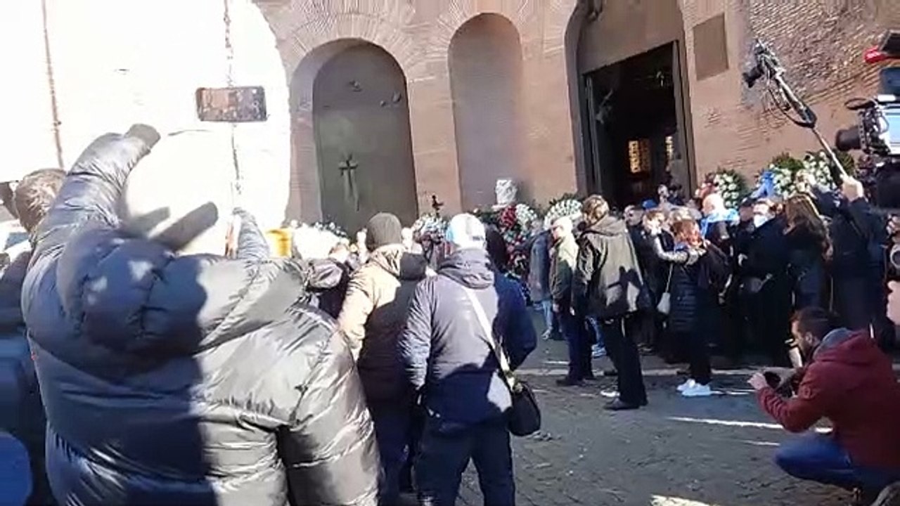Funerali Mihajlovic, l'ingresso del feretro in Chiesa