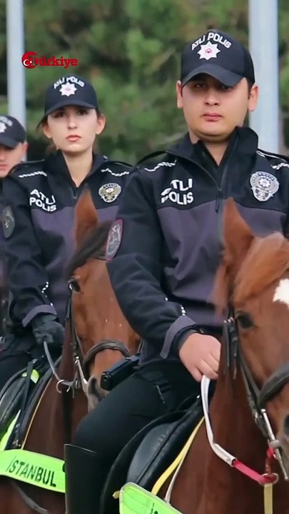 İstanbul'da Atlı Polislerin Tatbikatı Hayran Bıraktı #shorts
