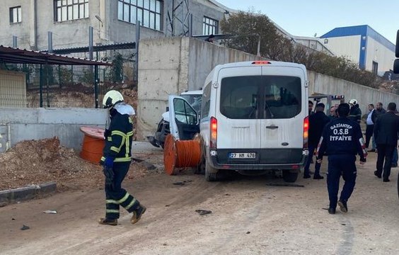 Servis minibüsü kamyonete çarptı: 2 işçi öldü