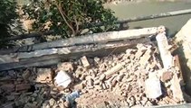 Video: दीवार गिरने से श्रमिक की मौत, घायलों को निकाला मलबे से