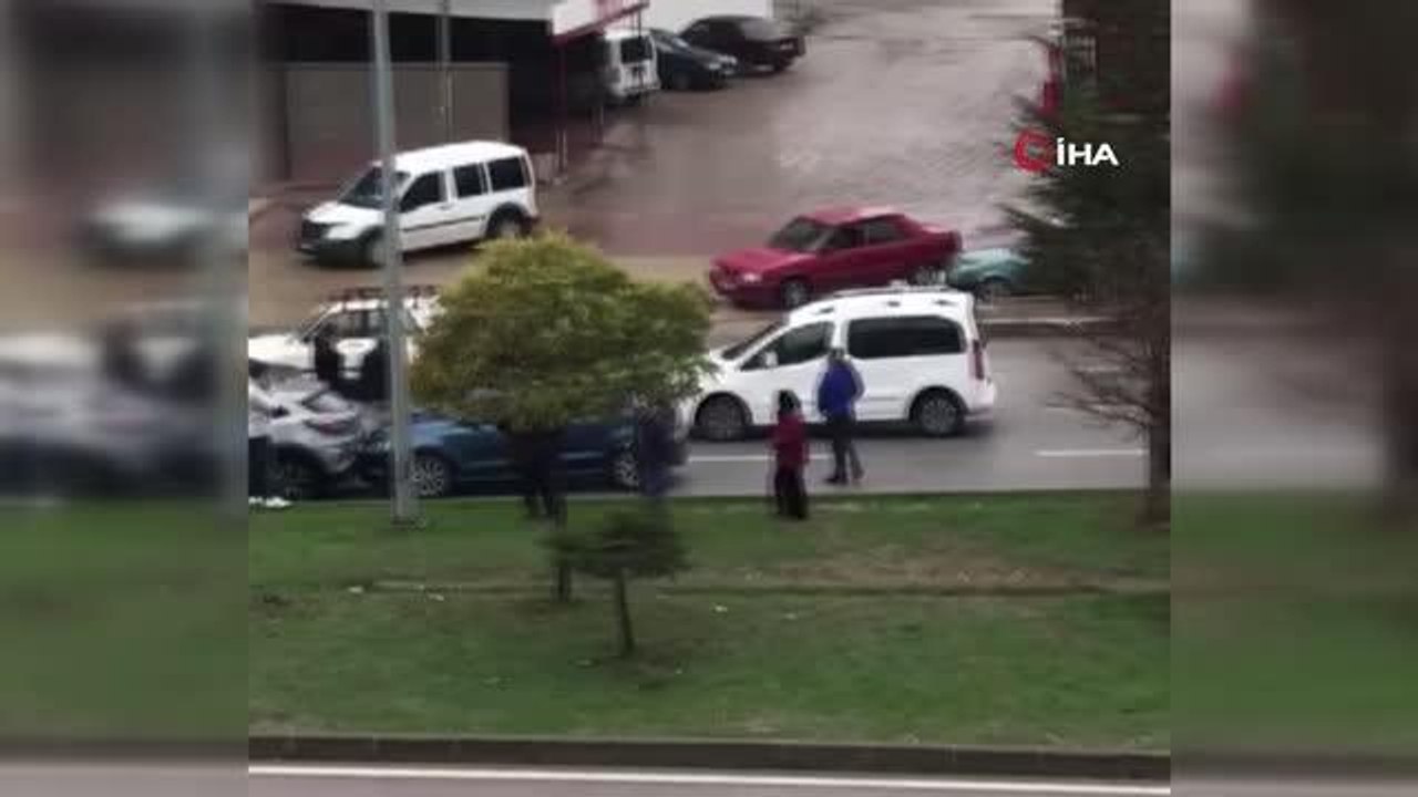 Yola çıkan köpeğe çarpmamak için fren yapınca 6 araç birbirine girdi