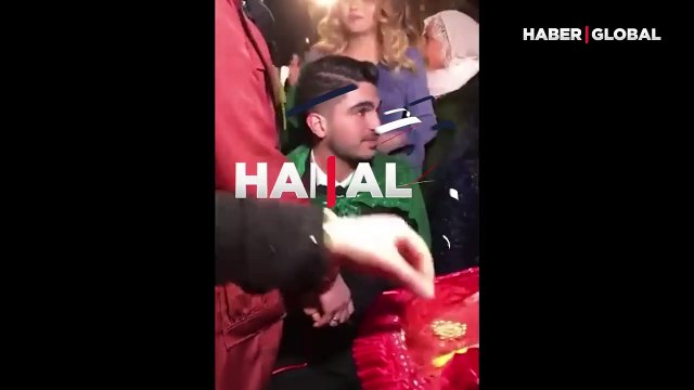 Kına gecesinde, damadın elini tutan kadını kıskanan gelinin bakışları güldürdü