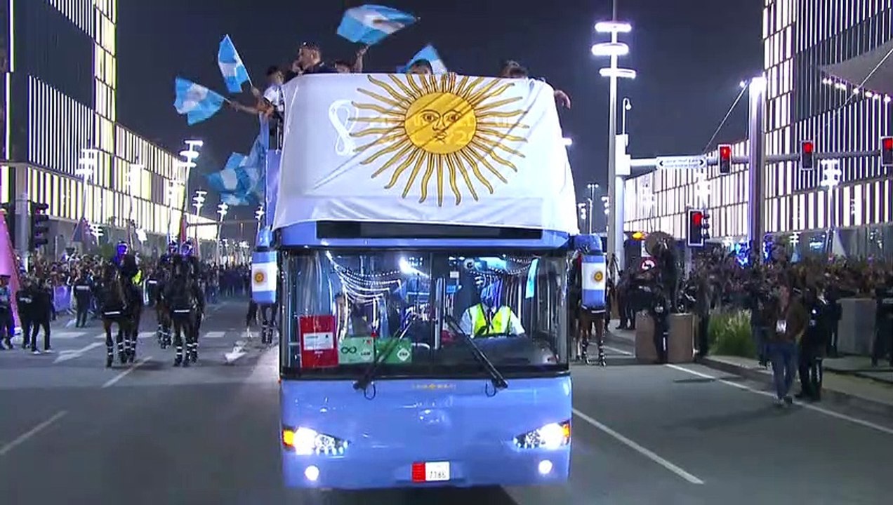 مونديال 2022: لاعبو المنتخب الأرجنتيني يجوبون د...