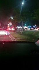 RJ: Carro em chamas explode e atinge bombeiro que combatia o fogo