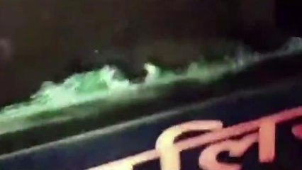 बलिया: झोपड़ी में घुसा पुलिस का अनियंत्रित वाहन, मासूम समेत तीन घायल, देखें वीडियो