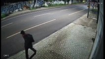 Vídeo mostra ladrão arrombando carro para furtar objetos