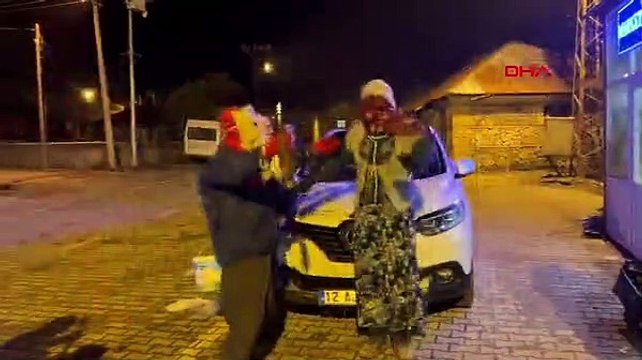 Bingöl'de 'Noel Baba' geleneği! Kapı kapı dolaşıp oynadılar, bahşiş aldılar