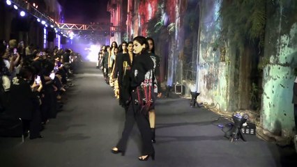 Sara Ali Khan sets the ramp on fire