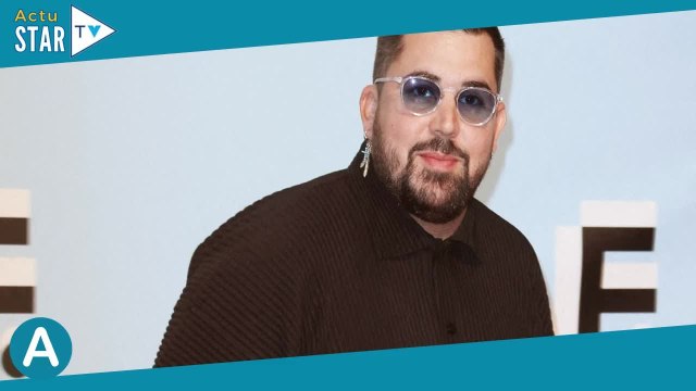 Artus : Très rare apparition de sa femme Sarah, atteinte de psychopathie , il l'affiche en vidéo