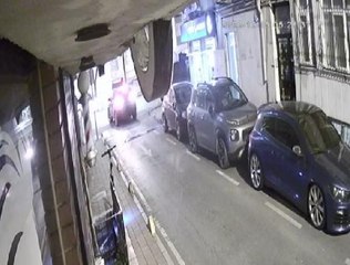 FATİH'TE İŞYERİNDEN HIRSIZLIK YAPAN ŞÜPHELİLER KAMERADA