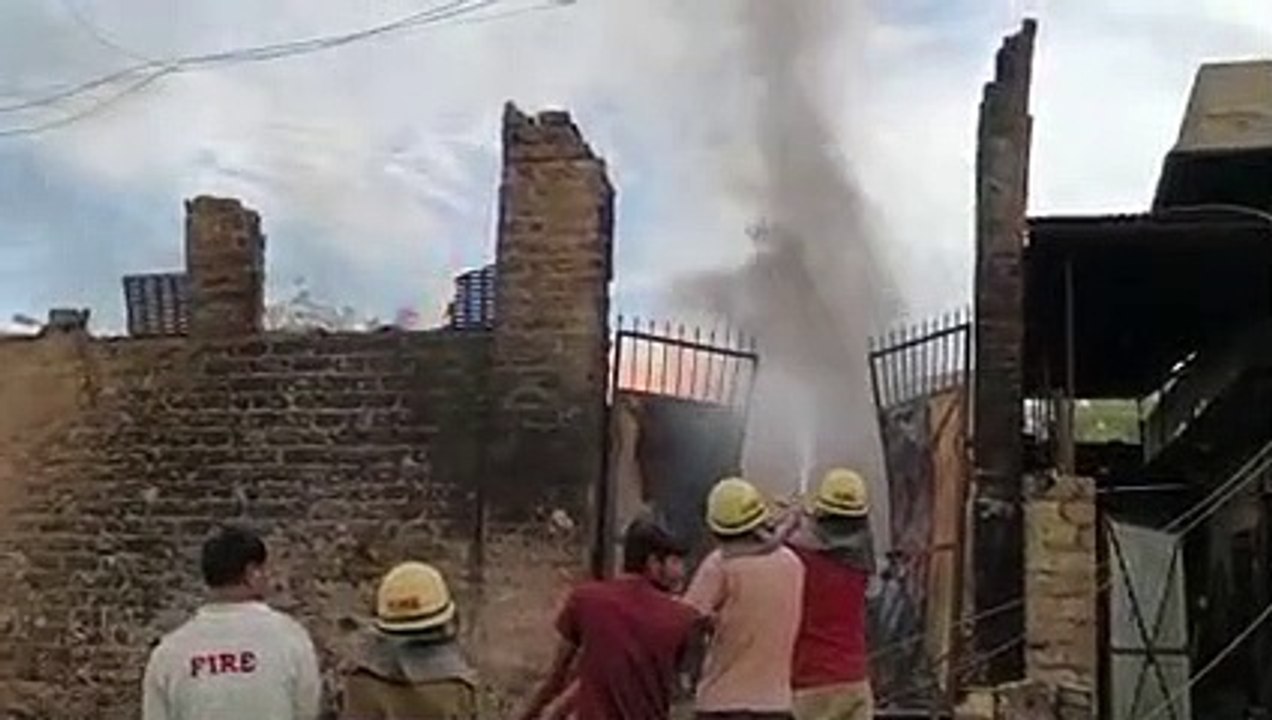 केमिकल फैक्ट्री में लगी भीषण आग, एक दर्जन से अधिक दमकल मौके पर आग बुझाने के प्रयास जारी