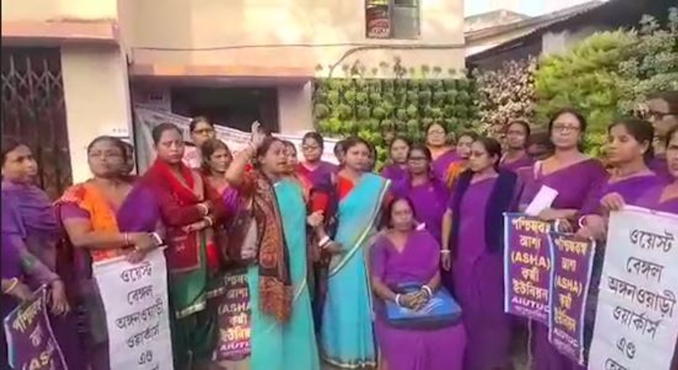 বাড়িতে আগুন লাগানোর প্রতিবাদে বিডিও অফিসের সামন...