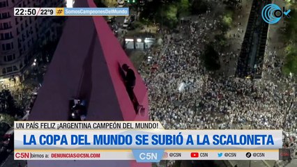 Locura total en la celebración de Argentina: ¡¡Un aficionado se hizo un selfie en la punta de Obelisco!!