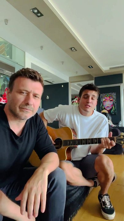 Πλούταρχος: Το υπέροχο σπίτι που ζει με την οικογένειά του- Οι μεγάλοι πίνακες και το classy στυλ!