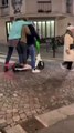 Trois Parisiennes veulent rentrer chez elles sur 1 trottinette