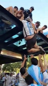 La locura de los hinchas en los festejos en la 9 de Julio y la solidaridad argentina de siempre