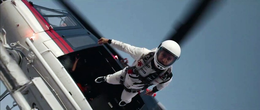 بيجو تروج لسيارتها 9X8 بطائرة هليكوبتر ومظلة فوق سماء البحرين