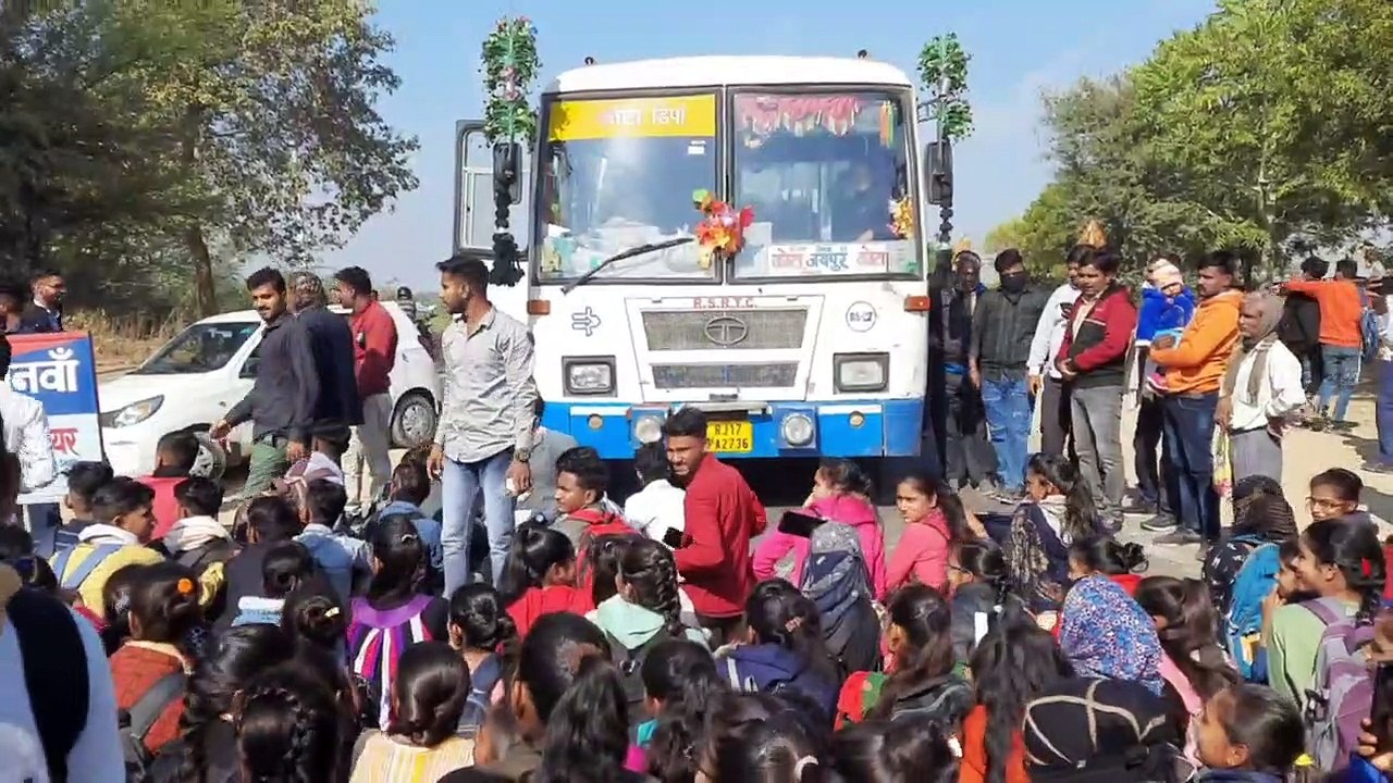 विद्यार्थियों ने कॉलेज के लगाया ताला, स्टेट हाइवे जाम किया