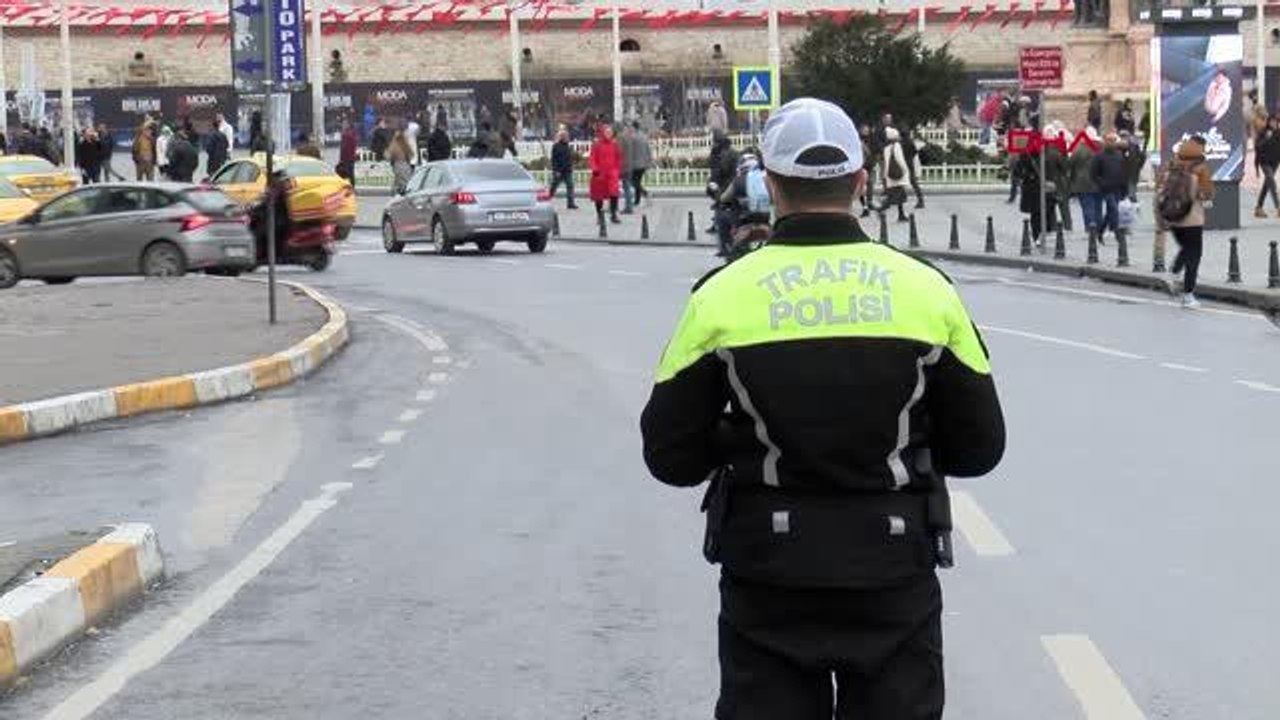 İSTANBUL-TAKSİM'DE TAKSİ DENETİMİ, ÇALIŞMA İZNİ İPTAL EDİLEN TAKSİ OTOPARKA ÇEKİLDİ