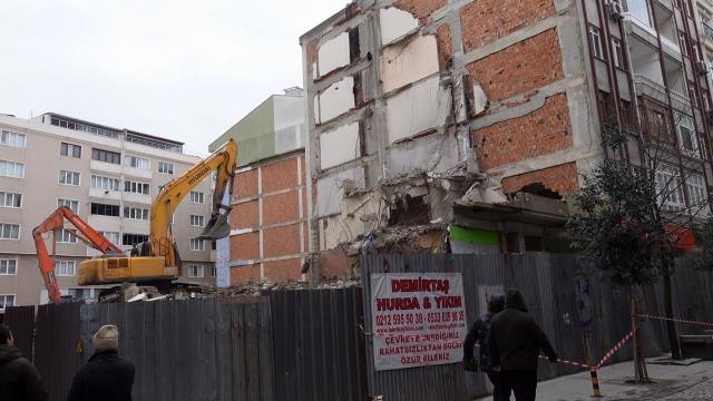 Silivri'de bir bina kentsel dönüşüm nedeniyle yıkılırken yan bina zarar gördü