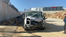 Servis minibüsü kamyonete çarptı, iki işçi öldü
