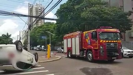 Carro fica capotado após colisão de trânsito no Centro