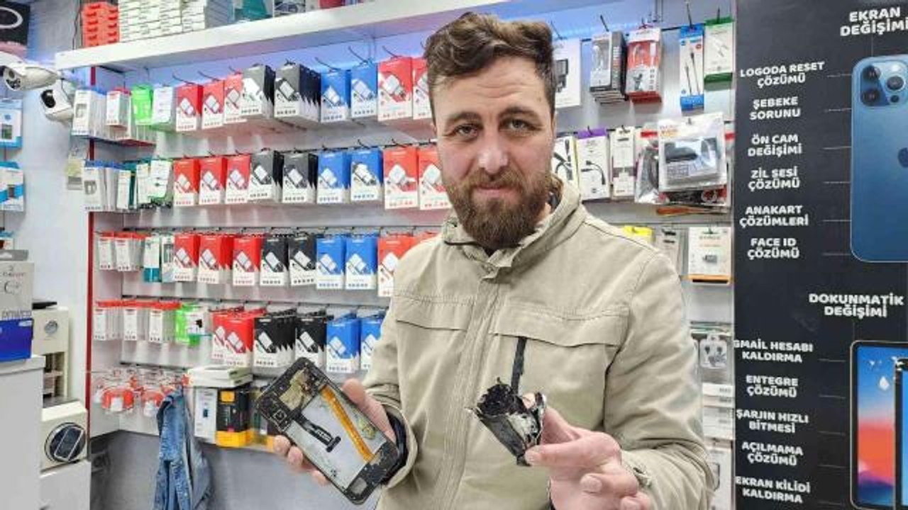 Telefon bataryası bomba gibi patladı...O anlar kamerada