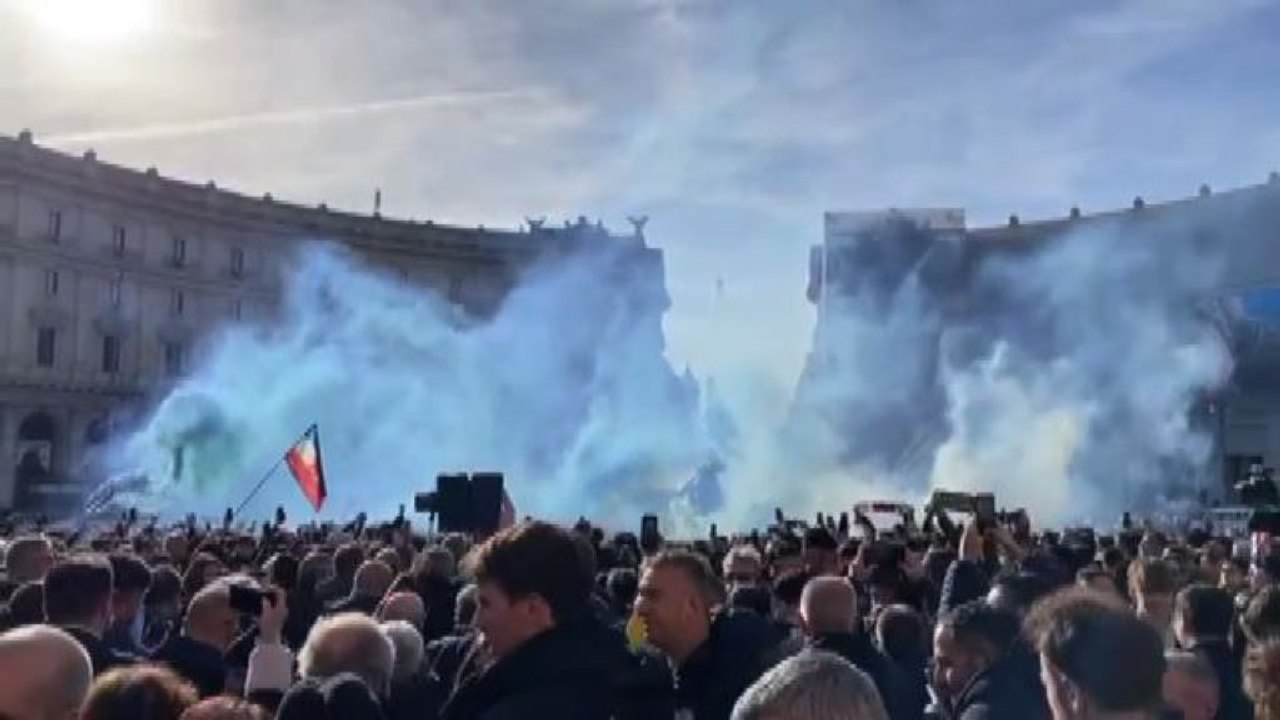 Cori, applausi e fumogeni per l'ultimo saluto a Mihajlovic